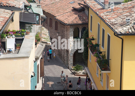 Voir plus de Sirmione, à l'extrémité sud du lac de Garde, Italie Banque D'Images