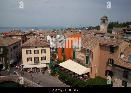 Voir plus de Sirmione, à l'extrémité sud du lac de Garde, Italie Banque D'Images