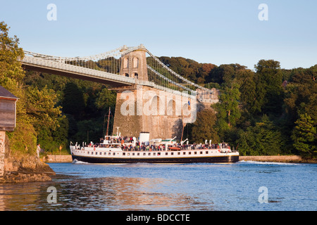 M V Balmoral steam ship round island cruise naviguant sous Menai Bridge dans le détroit de Menai. Porthaethwy Anglesey au nord du Pays de Galles UK Banque D'Images