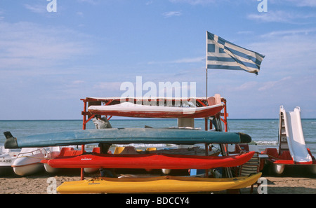 Surf et drapeau grec sur l'île de Corfou Grèce Roda Beach Banque D'Images