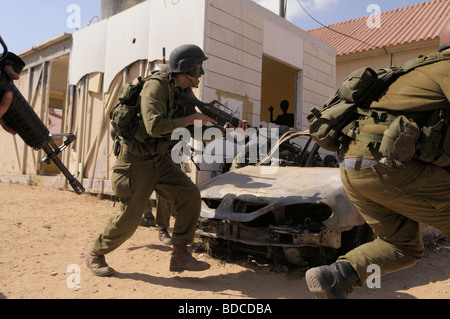 Une simulation de l'équipe d'intervention médicale des FDI dans le combat urbain, base de l'armée de Tzrifin Centre d'Israël Banque D'Images