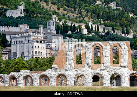 Le théâtre romain en face de la ville médiévale de Gubbio en Ombrie Italie Banque D'Images