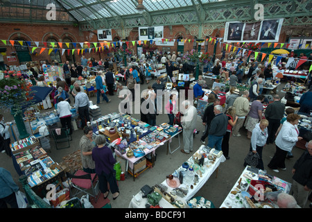 Le marché du dimanche à Tynemouth Metro gare dans le nord-est de l'Angleterre Banque D'Images