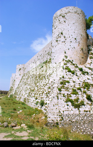 Krak des Chevaliers, la citadelle, le château de la tour de fortification des murs , forteresse des croisés, la Syrie Banque D'Images