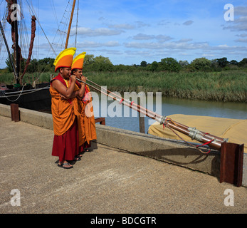 Moines tibétains blowing horns. Banque D'Images