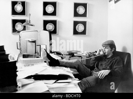 PHIL SPECTOR - producteur de nous dans son bureau au sujet de la 1967 Banque D'Images