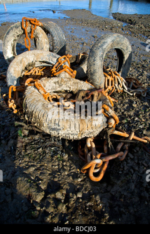 Marina Lymington Hampshire Royaume-uni Chaînes pneus boue Limon Banque D'Images