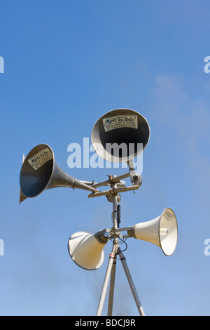 Haut-parleurs de sonorisation contre le ciel bleu Banque D'Images