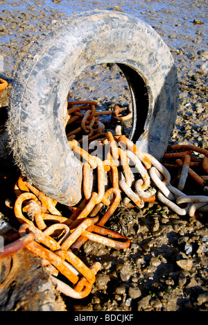 Marina Lymington Hampshire Royaume-uni Chaînes pour pneus boue Limon Banque D'Images