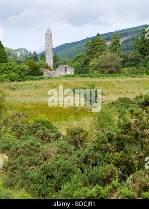 La tour ronde au milieu des ruines d'un établissement monastique de Glendalough dans le comté de Wicklow, en République d'Irlande l'été 2009 Banque D'Images