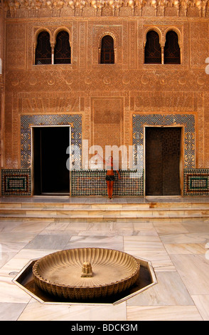 Une jeune fille pose contre un mur dans le palais de l'Alhambra Banque D'Images