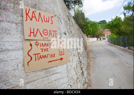 Signalisation pour le festival annuel des serpents dans le village de montagne d'Arginia à distance sur l'île grecque de Céphalonie, Grèce GR Banque D'Images