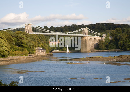 Menai Bridge Isle of Anglesey au nord du Pays de Galles UK Yacht Août naviguant sous l'emblématique Thomas Telford, Détroit de Menai Bridge Banque D'Images