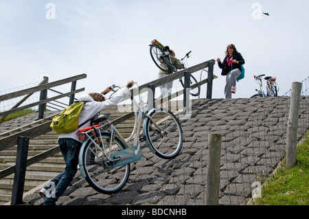 Texel Oudeschild Pays-bas Location de vélo enfant ( de la mer des Wadden Wadden ) Banque D'Images