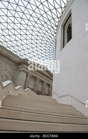 Verrière intérieure atrium central et courbes à l'intérieur de l'escalier de pierre, British Museum, Londres, Royaume-Uni Banque D'Images