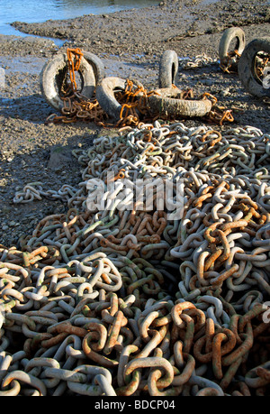 Marina Lymington Hampshire Royaume-uni Chaînes pneus boue Limon Banque D'Images