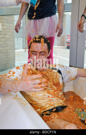 L'homme dans un bain de haricots Banque D'Images