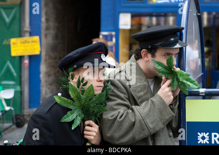 Deux artistes de rue, se camoufler à l'aide de quelques feuilles sur Edinburgh's Royal Mile dans le cadre du Fringe festival 2009 Banque D'Images