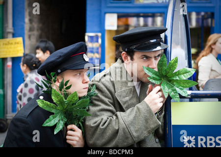 Deux artistes de rue, se camoufler à l'aide de quelques feuilles sur Edinburgh's Royal Mile dans le cadre du Fringe festival 2009 Banque D'Images