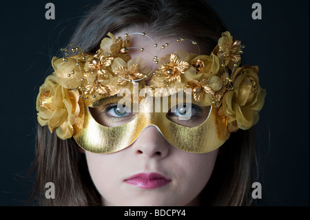 Portrait d'un adolescent portant un masque de mascarade ganté permanent Banque D'Images