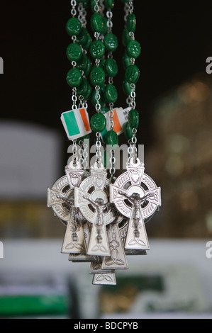 Chapelet accroché à l'extérieur d'un catholique romain, magasin de souvenirs, Knock, en Irlande avec des drapeaux irlandais Banque D'Images