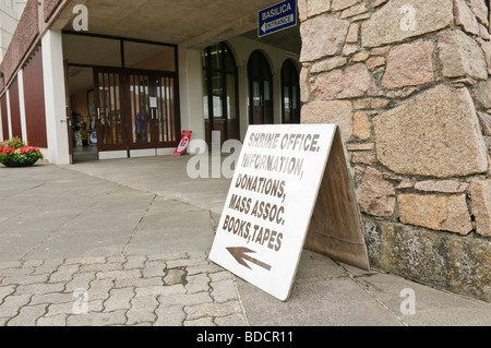 Inscrivez-vous au Sanctuaire de Notre Dame de Knock, Irlande Basilique Banque D'Images