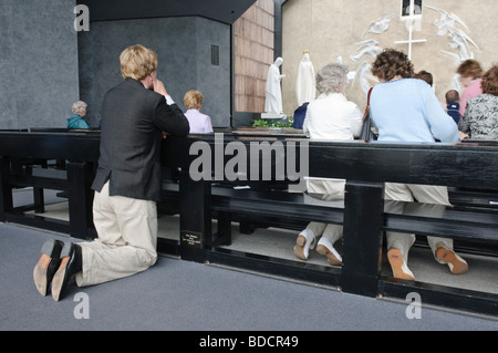 Les catholiques priant au Sanctuaire Marial, Knock Banque D'Images