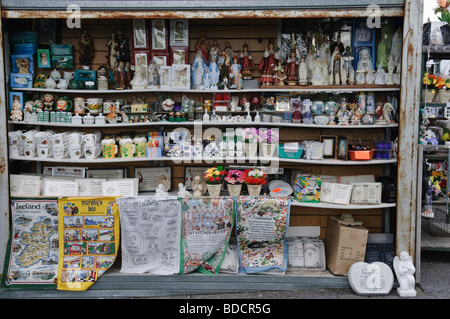 Articles sur des étagères dans un magasin de souvenirs catholiques romains, Knock, Irlande Banque D'Images