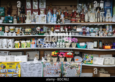 Articles sur des étagères dans un magasin de souvenirs catholiques romains, Knock, Irlande Banque D'Images