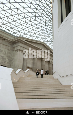 Verrière intérieure atrium central et courbes à l'intérieur de l'escalier de pierre, British Museum, Londres, Royaume-Uni Banque D'Images