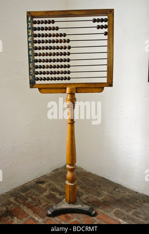 Old fashioned abacus dans une salle de classe du 19e siècle Banque D'Images