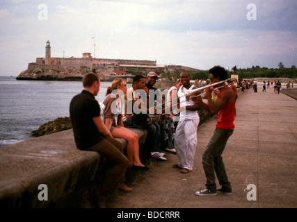 Un musicien jouant saxaphone pour les touristes sur le Malecon à La Havane, Cuba Banque D'Images