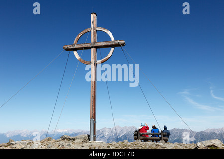 Sommet cross sur Mt. Patscherkofel, Tux Alpes, donnant sur le massif du nord, Tyrol, Autriche, Europe Banque D'Images