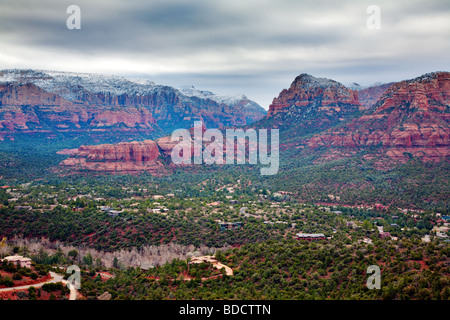 Neige sur rochers rouges en Arizona Banque D'Images