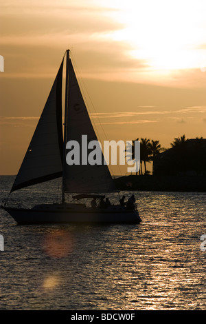 Voilier à Key West au coucher du soleil Banque D'Images