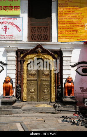 Or porte d'entrée de porte et des statues de lion en hindi hindou Pashupatinath Temple culte Népal Banque D'Images