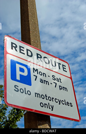 La signalisation routière pour un london red route avec restrictions de stationnement pour les motos solo, dans l'est de sheen, Londres, Angleterre Banque D'Images