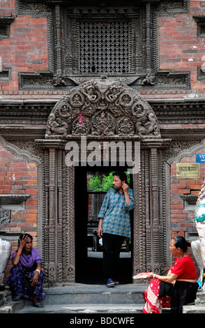 Porte d'entrée dans le palais de la déesse vivante Kumari Ghar durbar square site du patrimoine mondial de l'Katmandou Népal Banque D'Images