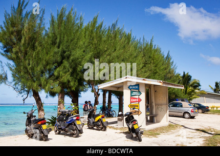 Scooters parqués par la plage de Rarotonga aux îles Cook dans le Pacifique Sud Banque D'Images