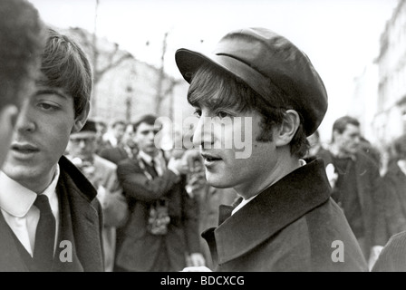 BEATLES - Paul McCartney à John Lennon avec à gauche sur l'Avenue des Champs Elysées à Paris en janvier 1964 Banque D'Images