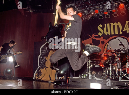 SUM 41 - groupe punk en avril 2003 avec Deryck Whibley Banque D'Images