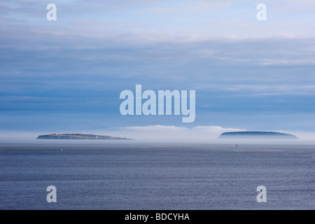 Les îles de télévision Holm et raide Holm, dans le canal de Bristol, avec vue sur la mer de brouillard. Banque D'Images