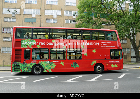 Powered by London bus hybride électrique avec la technologie 'un autre bus rouge vert pour Londres" imprimé sur le côté de l'Angleterre UK Banque D'Images