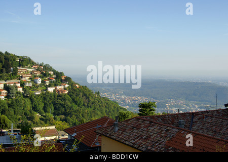 Vue sur les toits, Brunate, Lac de Côme, Italie, en direction de Milan Banque D'Images