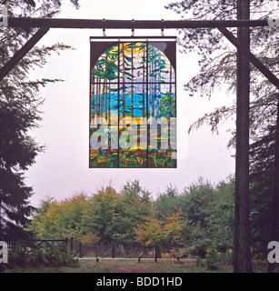 Le but de 'La Cathédrale' dans une clairière dans la forêt de Dean un beau et inspirant du panneau en verre teinté Banque D'Images