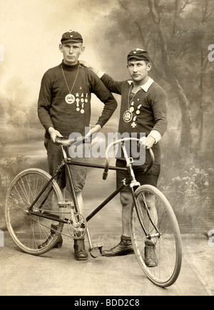 Deux coureurs & Location de vélos Banque D'Images