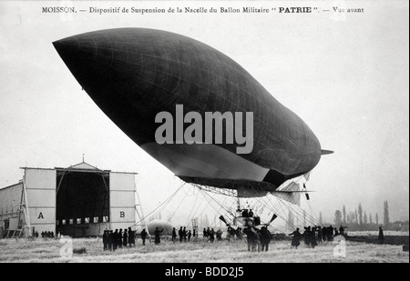 Ballon militaire français amarré au Hangar Banque D'Images