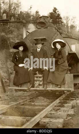 Trio assis sur l'avant de la Locomotive Banque D'Images
