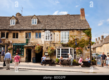 Vieille Pub Cotswolds dans Burford, Oxfordshire, UK en été Banque D'Images