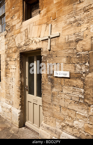 Petit détail de porte ancienne maison de chalet dans la ville Cotswolds de Burford, Oxfordshire, Angleterre, Royaume-Uni Banque D'Images